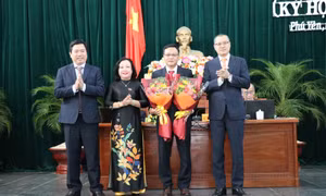 Thường trực Tỉnh ủy và HĐND tỉnh tặng hoa chúc mừng ông Đào Mỹ vừa được bầu giữ chức Phó Chủ tịch UBND tỉnh Phú Yên, nhiệm kỳ 2016-2021.Ảnh: nhandan.com.vn 