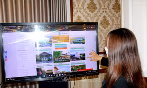 Đại biểu trải nghiệm không gian du lịch 3D tại buổi ra mắt Cổng thông tin du lịch thông minh Bình Thuận. Ảnh: Nguyễn Thanh - TTXVN