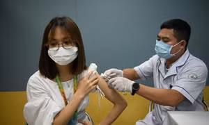 Đảm bảo người thuộc nhóm nguy cơ cao được tiêm vaccine phòng COVID-19 đầy đủ