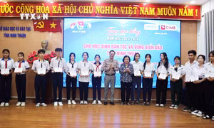 Trao học bổng Vừ A Dính cho học sinh dân tộc và vùng biển đảo tỉnh Ninh Thuận