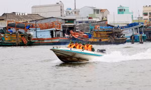 Cán bộ, chiến sĩ Đồn Biên phòng Sông Đốc tuần tra trên cửa biển Cà Mau, phòng, chống buôn lậu, gian lận thương mại, xuất - nhập cảnh trái phép. Ảnh: Hồng Đạt - TTXVN