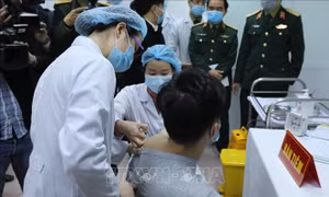 Tiêm thử nghiệm mũi 2 vaccine ngừa COVID-19 Nano Covax cho 20 tình nguyện viên