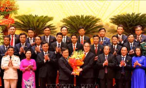 Đồng chí Nguyễn Thiện Nhân tặng hoa Ban Chấp hành Đảng bộ tỉnh Quảng Bình nhiệm kỳ 2020 - 2025. Ảnh: Văn Tý-TTXVN
