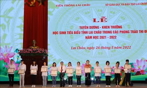 Phó Chủ tịch Thường trực UBND tỉnh Lai Châu Tống Thanh Hải tặng Giấy khen cho các học sinh đạt giải cấp quốc gia. Ảnh: Đinh Thùy-TTXVN