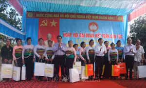 Đồng chí Phạm Minh Chính dự Ngày hội Đại đoàn kết toàn dân tộc tại thôn Quảng Thắng, tỉnh Thanh Hóa
