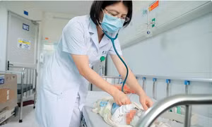 Ghi nhận rải rác bệnh nhi ho gà biến chứng nặng, bác sĩ hướng dẫn cách phát hiện sớm