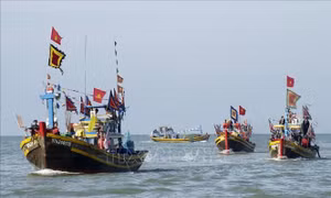 Lễ hội Cầu Ngư truyền thống của ngư dân Phan Thiết (Bình Thuận) cầu cho "Biển yên sóng lặng, mưa thuận gió hòa, vạn sự bình an, đa ngư đắc lợi", thu hút đông đảo du khách. Ảnh: Anh Tuấn – TTXVN