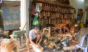 Ông Trần Văn Bản (làng Thượng Cung, xã Tiền Phong, Thường Tín, Hà Nội) đã hơn 40 năm làm khuôn bánh trung thu bằng gỗ. Ảnh: nongnghiep.vn