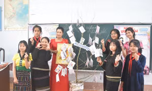Cô Hoàng Thị Bảy là giáo viên duy nhất của tỉnh Đắk Lắk được tuyên dương trong Chương trình “Chia sẻ cùng thầy cô” năm 2023. Ảnh: Nguyên Dung - TTXVN