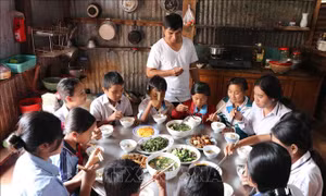 Bữa cơm tại Bếp ăn tình thương của cán bộ, chiến sĩ Đồn biên phòng cửa khẩu quốc tế Lệ Thanh dành cho các con nuôi. Ảnh: Hồng Điệp - TTXVN