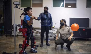 "Áo giáp robot" - Món quà đặc biệt mang lại tiếng cười cho trẻ bị bại não