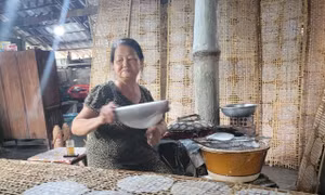 Gắn bó cả cuộc đời với nghề làm bánh tráng, bà Phan Thị Nhung (xã An Ngãi, huyện Long Điền) mong muốn làng nghề sẽ trở thành điểm du lịch cộng đồng để những người bám nghề sẽ có thêm thu nhập. Ảnh: Hoàng Nhị - TTXVN