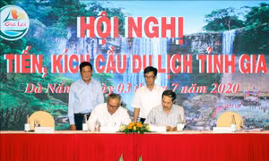 Ký kết chương trình hợp tác triển khai kích cầu giữa hai Hiệp hội Du lịch Gia Lai và Đà Nẵng. Ảnh: Trần Lê Lâm - TTXVN