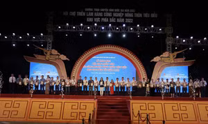 Ban tổ chức trao Giấy chứng nhận sản phẩm công nghiệp nông thôn tiêu biểu cho các doanh nghiệp. Ảnh: Trịnh Duy Hưng - TTXVN