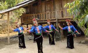 Đội văn nghệ bản Huổi Lọng, xã Nong Lay, huyện Thuận Châu, tỉnh Sơn La bảo tồn những điệu múa truyền thống đặc sắc của đồng bào dân tộc La Ha.Ảnh: Nguyễn Cường - TTXVN 