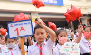 Học sinh lớp 1 trường Tiểu học Thăng Long, quận Hoàn Kiếm (Hà Nội) trong ngày tựu trường 22/8/2022 của năm học 2022-2023. Ảnh: Thanh Tùng - TTXVN
