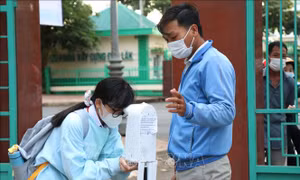 Học sinh Trường tiểu học Ngô Quyền, thành phố Buôn Ma Thuột ngày đầu tiên đến trường trong năm học 2021-2022. Ảnh: Tuấn Anh – TTXVN