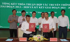 Đồng chí Nguyễn Đức Lợi, Tổng Giám đốc Thông tấn xã Việt Nam và ông Lâm Minh Thành, Chủ tịch UBND tỉnh Kiên Giang ký thỏa thuận hợp tác truyền thông giữa TTXVN và UBND tỉnh Kiên Giang giai đoạn 2020-2025. Ảnh: Lê Sen - TTXVN
