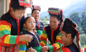 Những ngày lễ, tết dân tộc Cống, trẻ em và người lớn đều diện trang phục truyền thống sặc sỡ để đi hội. Ảnh: Trần Văn Hoàng-TTXVN