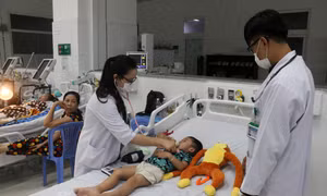 Bác sĩ Bệnh viện Sản - Nhi tỉnh Kiên Giang khám, điều trị bệnh sốt xuất huyết cho bệnh nhân. Ảnh: Lê Huy Hải - TTXVN