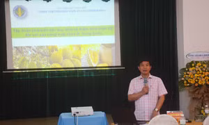 Đại diện Trung tâm kiểm dịch thực vật sau nhập khẩu I tập huấn phổ biến các quy định về Kiểm dịch thực vật đối với sầu riêng xuất khẩu đi Trung Quốc. Ảnh: Hoài Thu – TTXVN.