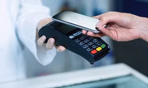 Khi nền kinh tế ngày càng phát triển mạnh thì việc thanh toán bằng tiền mặt không thể đáp ứng được nhu cầu thanh toán của toàn bộ nền kinh tế. Ảnh: tapchitaichinh.vn