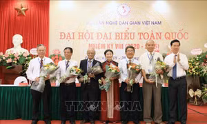 Đồng chí Võ Văn Thưởng, Ủy viên Bộ Chính trị, Bí thư Trung ương Đảng, Trưởng Ban Tuyên giáo Trung ương tặng hoa cho các Ủy viên Ban Chấp hành nhiệm kỳ VII (2015-2020). Ảnh: Thành Đạt - TTXVN 