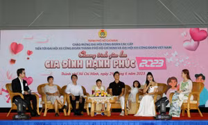 Công nhân lao động tham gia giao lưu với văn nghệ sỹ trong xây dựng gia đình hạnh phúc tại Chương trình giao lưu “Gia đình hạnh phúc” năm 2023 tại Thành phố Hồ Chí Minh. Ảnh: Thanh Vũ – TTXVN