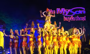 Các tiết mục đặc sắc tại chương trình nghệ thuật Đêm Mỹ Sơn huyền thoại. Ảnh: Trịnh Bang Nhiệm – TTXVN