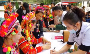 Quân y Bộ đội Biên phòng tỉnh Lai Châu khám chữa bệnh cho bà con tại bản Thò Ma, xã Pa Vệ Sủ trong chương trình. Ảnh: Nguyễn Oanh-TTXVN