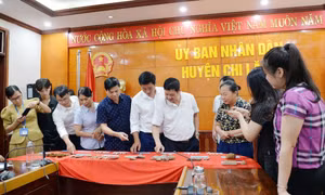 Báo cáo sơ bộ kết quả khai quật di chỉ khảo cổ hang Ngườm Sâu, xã Gia Lộc, huyện Chi Lăng. Ảnh: TTXVN phát