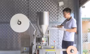 Mô hình chế biến sản phẩm trà và hoa đu đủ sấy lạnh của anh Nguyễn Văn Tuấn - Giám đốc Hợp tác xã Tuổi trẻ 26/3, ở tiểu khu 4, thị trấn Yên Châu, huyện Yên Châu, tỉnh Sơn La. Ảnh: TTXVN phát