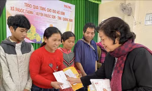 Bà Trương Mỹ Hoa, nguyên Bí thư Trung ương Đảng, nguyên Phó Chủ tịch nước; Chủ tịch Quỹ học bổng Vừ A Dính tặng quà cho người dân bị thiệt hại do bão lũ. Ảnh: Trần Tĩnh - TTXVN