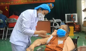 Tiêm vaccine cho người lớn tuổi tại bệnh viện đa khoa quận Ngô Quyền. Ảnh: An Đăng - TTXVN