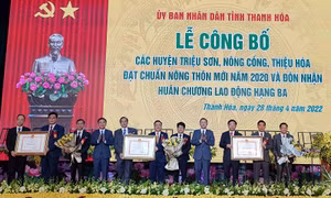 Bí thư Tỉnh ủy Thanh Hóa Đỗ Trọng Hưng và Chủ tịch UBND tỉnh Thanh Hóa Đỗ Minh Tuấn trao Quyết định Công nhận đạt chuẩn nông thôn mới của Thủ tướng Chính phủ và tặng hoa cho đại diện lãnh đạo, chính quyền và Nhân dân các huyện Triệu Sơn, Nông Cống và Thiệ