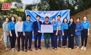 Phó Chủ tịch LĐLĐ tỉnh Thanh Hóa Nguyễn Minh Cảnh trao hỗ trợ trao kinh phí hỗ trợ xây dựng “Mái ấm công đoàn” cho đoàn viên khó khăn tại huyện Bá Thước. Ảnh: baothanhhoa.vn