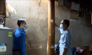 Hàng chục hộ dân bất an trước nguy cơ sạt lở núi ở Nghệ An