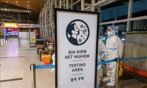  Điểm xét nghiệm COVID-19 miễn phí cho du khách Hàn Quốc trước khi bay trở về nước tại sân bay quốc tế Đà Nẵng. Ảnh: TTXVN phát