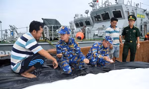 Lực lượng chức năng Hải đoàn Biên phòng 18 kiểm tra hàng hóa trên tàu LA - 0780. Ảnh: TTXVN phát