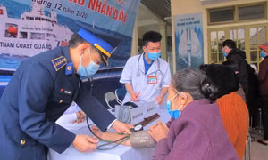Bộ Tư lệnh Cảnh sát biển phối hợp với Hội Thầy thuốc trẻ Việt Nam, Bộ Chỉ huy quân sự tỉnh Nghệ An tổ chức khám bệnh, tư vấn sức khỏe, cấp thuốc miễn phí cho người dân. Nguồn: canhsatbien.vn