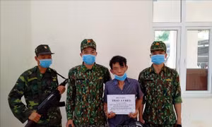 Đối tượng Thào A Cheo cùng tang vật vụ án. Ảnh: TTXVN phát