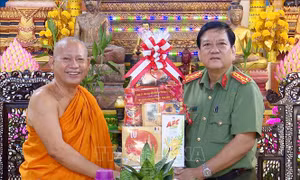 Thượng tọa Tăng Sa Vong, Phó Chủ tịch Hội Đoàn kết sư sãi yêu nước tỉnh Bạc Liêu nhận quà Tết từ Lãnh đạo Công an tỉnh. Ảnh: Trọng Nguyễn-TTXVN