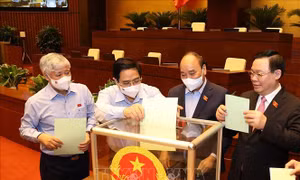 Chủ tịch nước Nguyễn Xuân Phúc, Thủ tướng Phạm Minh Chính, Chủ tịch Quốc hội Vương Đình Huệ, Chủ tịch Ủy ban Trung ương MTTQ Việt Nam Đỗ Văn Chiến bỏ phiếu bầu. Ảnh: Dương GIang-TTXVN
