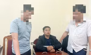 Đối tượng Tráng A Chứ cùng tang vật 7 bánh heroin. Ảnh: cand.com.vn