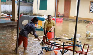 Ngay sau khi nước rút khỏi phòng học, giáo viên trường Mầm non Thanh Hà, Thanh Chương tiến hành dọn vệ sinh trường lớp đón học sinh trở lại trường. Ảnh: Bích Huệ - TTXVN
