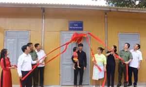 Bàn giao nhà mẫu cho 3 hộ dân tại thôn Đồng Lương, xã Quảng Chu, huyện Chợ Mới. Ảnh: TTXVN phát