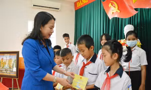 Phó Chủ tịch nước Võ Thị Ánh Xuân tặng quà cho trẻ em có hoàn cảnh khó khăn tại huyện Buôn Đôn. Ảnh: Tuấn Anh – TTXVN