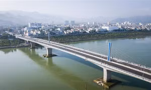 Cầu Hòa Bình 2 nối hai bờ sông Đà, một bên là phường Thịnh Lang và bên kia là phường Đồng Tiến. Ảnh: Trọng Đạt-TTXVN 
