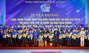 Trao chứng nhận và tuyên dương 35 công trình thanh niên tiêu biểu trong đợt thi đua cao điểm “90 ngày tuổi trẻ cả nước thi đua chào mừng 90 năm Ngày thành lập Đoàn TNCS Hồ Chí Minh”. Ảnh: Trọng Đạt – TTXVN