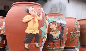 Nhiều họa tiết dân gian được các nghệ nhân Phù Lãng “thổi hồn” vào các sản phẩm. Ảnh: Thanh Thương- TTXVN